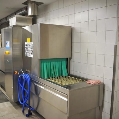 Płyn do mycia plastikowych koszty, tac, przyborów w zmywarkach gastronomicznych i systemach CIP