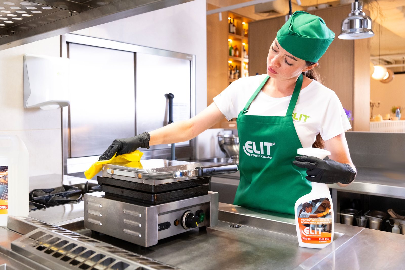 Mycie grilla kontaktowego pianą ELIT 145 STRONG w kuchni gastronomicznej