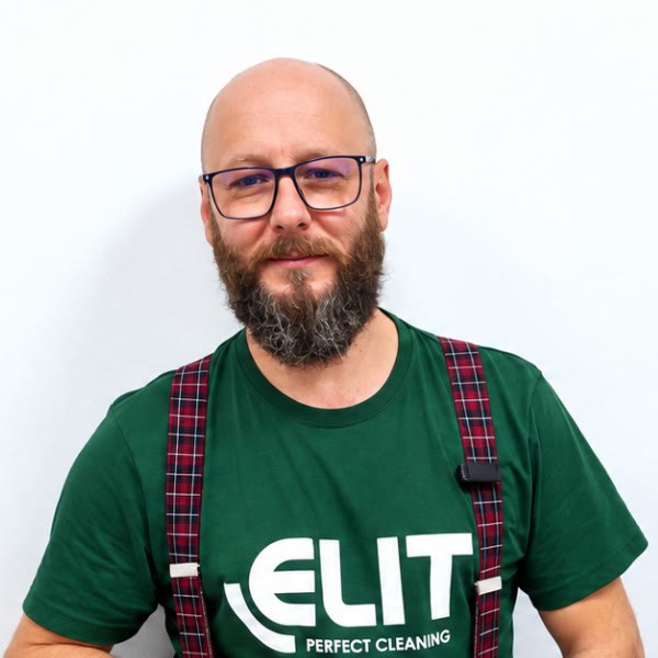 Artur z zespołu ELIT, prowadzący porady Ślimak radzi