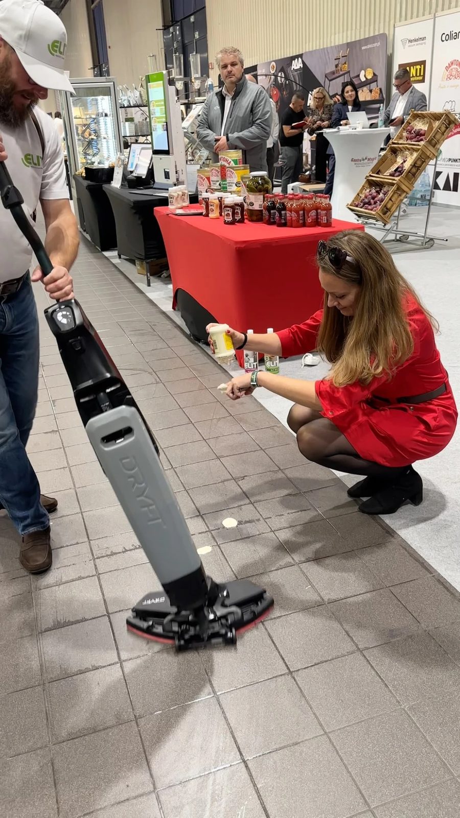 Majonez nanoszony na podłogę przed pokazem mycia maszyną Nilfisk Dryft