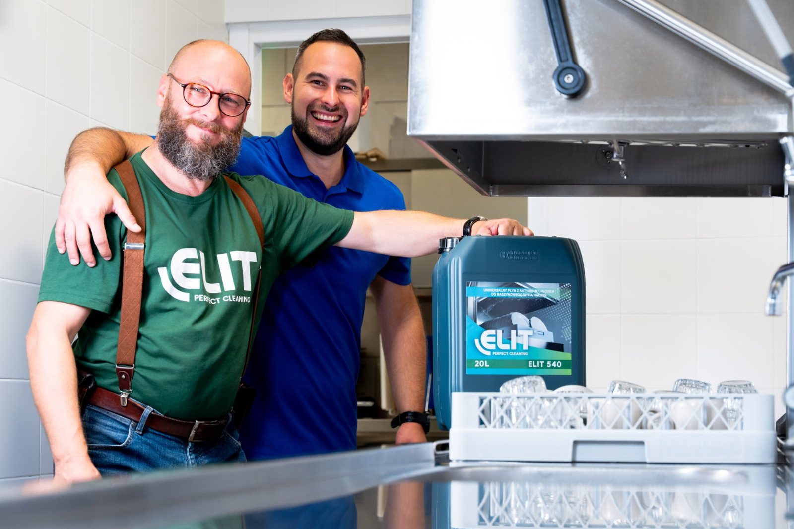 Zespół ELIT przy zmywarce gastronomicznej, obok kanister ELIT 540 20 L i kosz ze szklankami